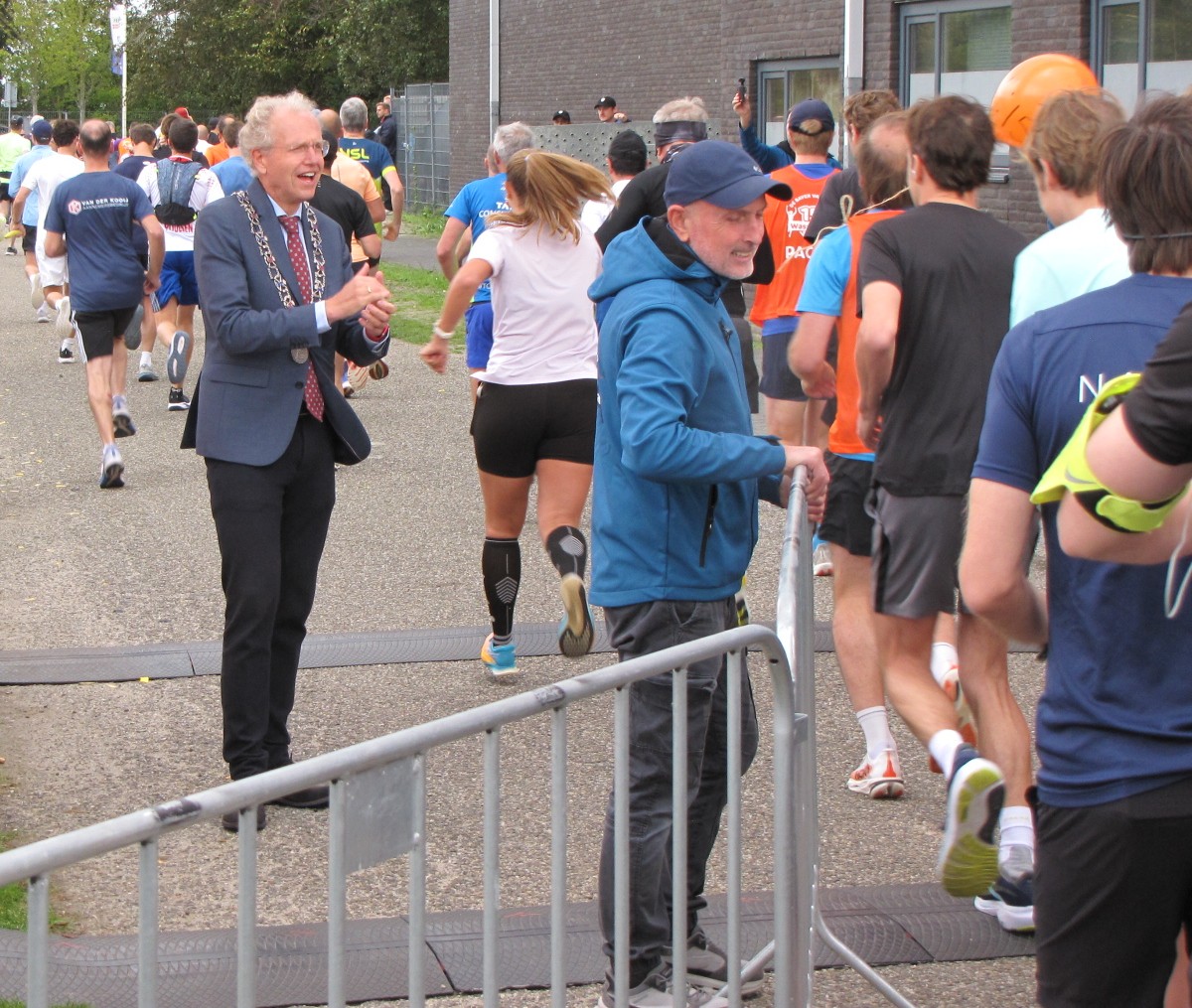 De burgemeester moedigt startende lopers aan. (Foto: Centraal+ / Paul Aalbers)
