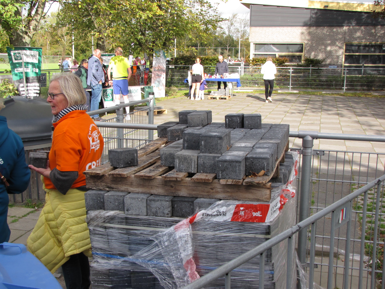 Na het lopen: steen ophalen. (Foto: Centraal+ / Paul Aalbers)
