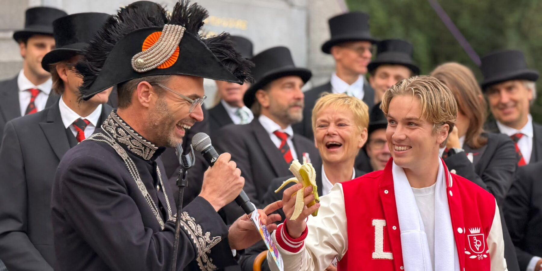 Burgemeester Heijkoop en Teun Schneiders bij de Den Tonkelaarrede.