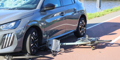 Persoon geschept auto fietspad