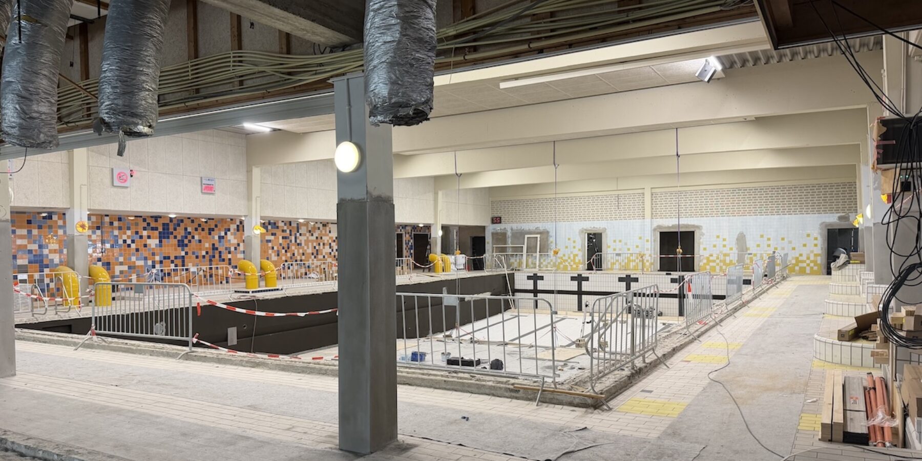 Zwembad de Does in Leiderdorp wordt gerenoveerd. Het wedstrijdbad.