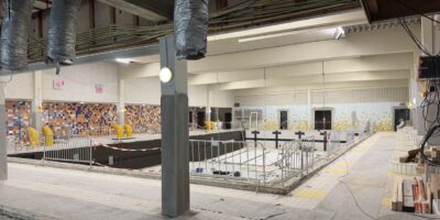 Zwembad de Does in Leiderdorp wordt gerenoveerd. Het wedstrijdbad.