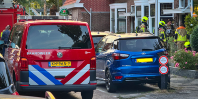 De brandweer voor een gaslucht in de Koningstraat in Leiderdorp.