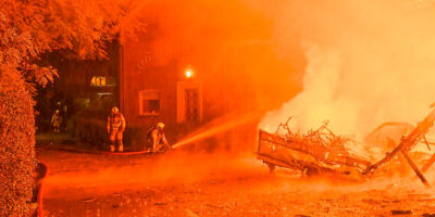 De brandweer aan het blussen aan de Vlietweg in Leiden.