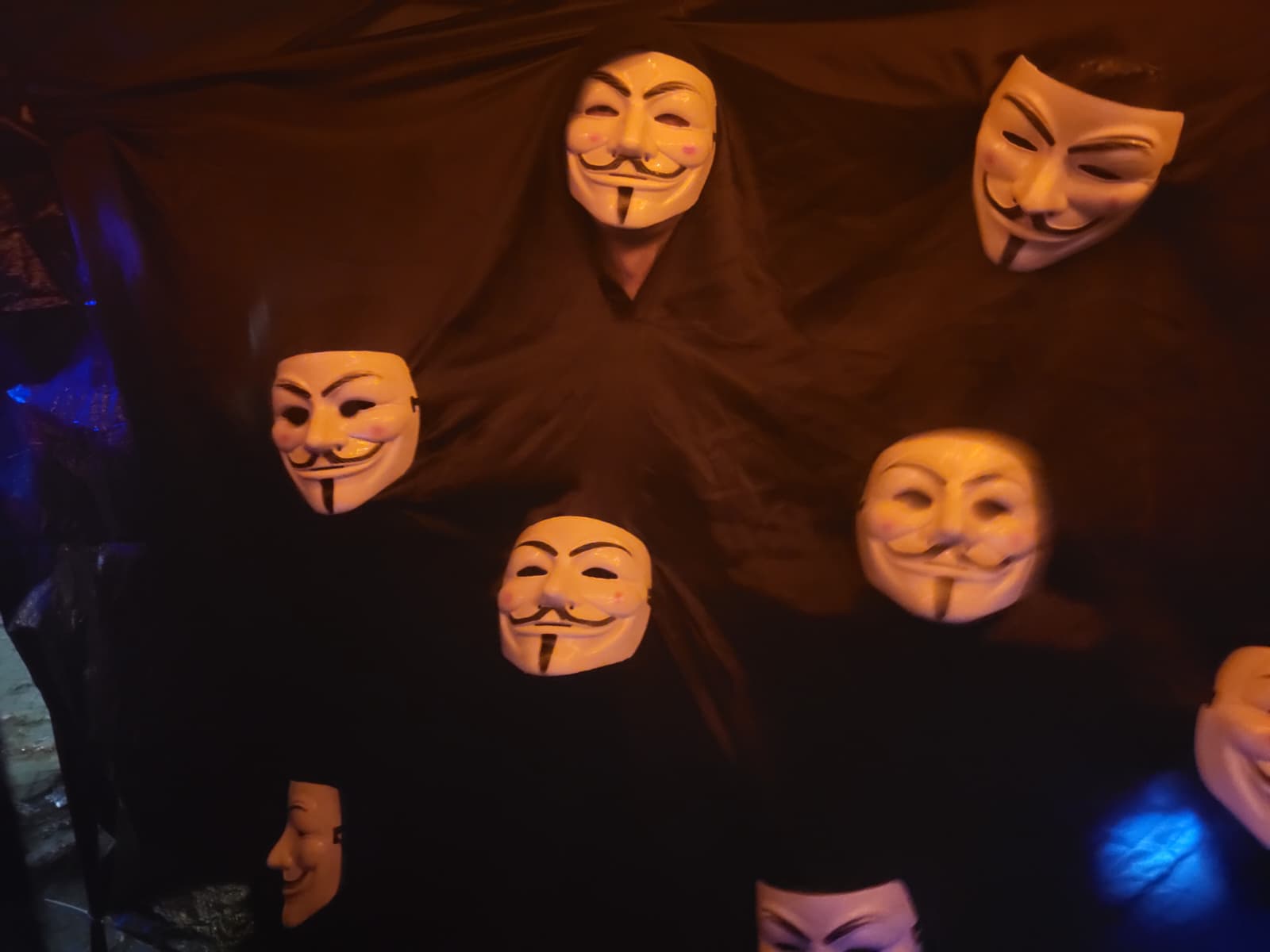 Een bewegende muur van maskers aan de Professor Einthovenlaan. Foto: Centraal+
