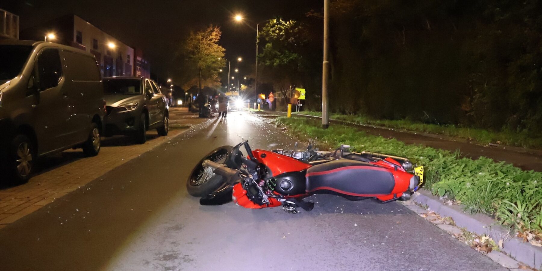 De motor op de rijbaan van de Oude Spoorbaan.