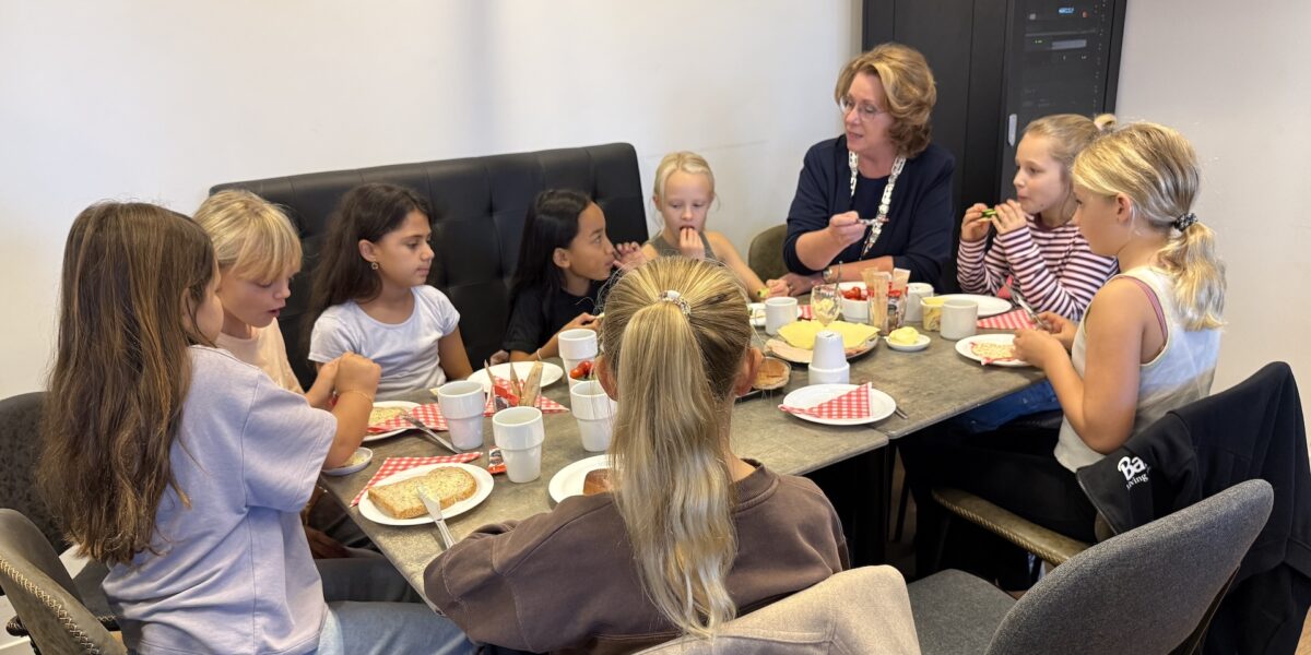 Schoolkinderen ontbijten met burgemeesters in de regio