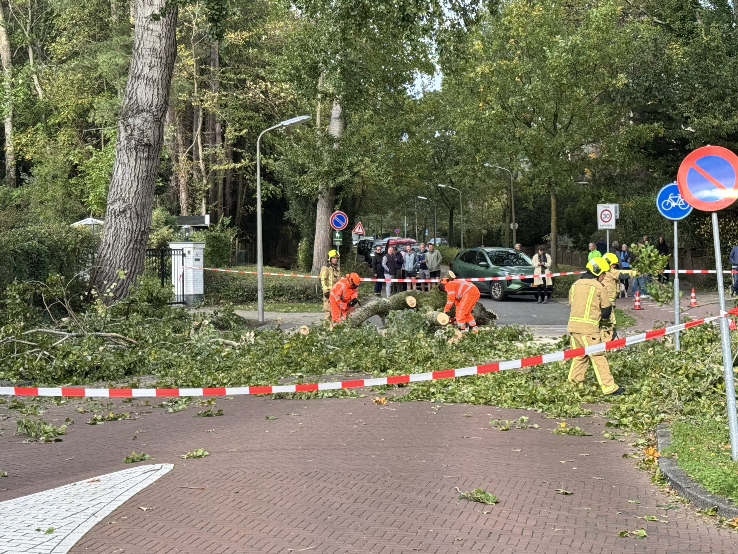 De plek bij de Meijendelseweg afgezet met lint voor de veiligheid (Foto: Regio Leiderdorp)