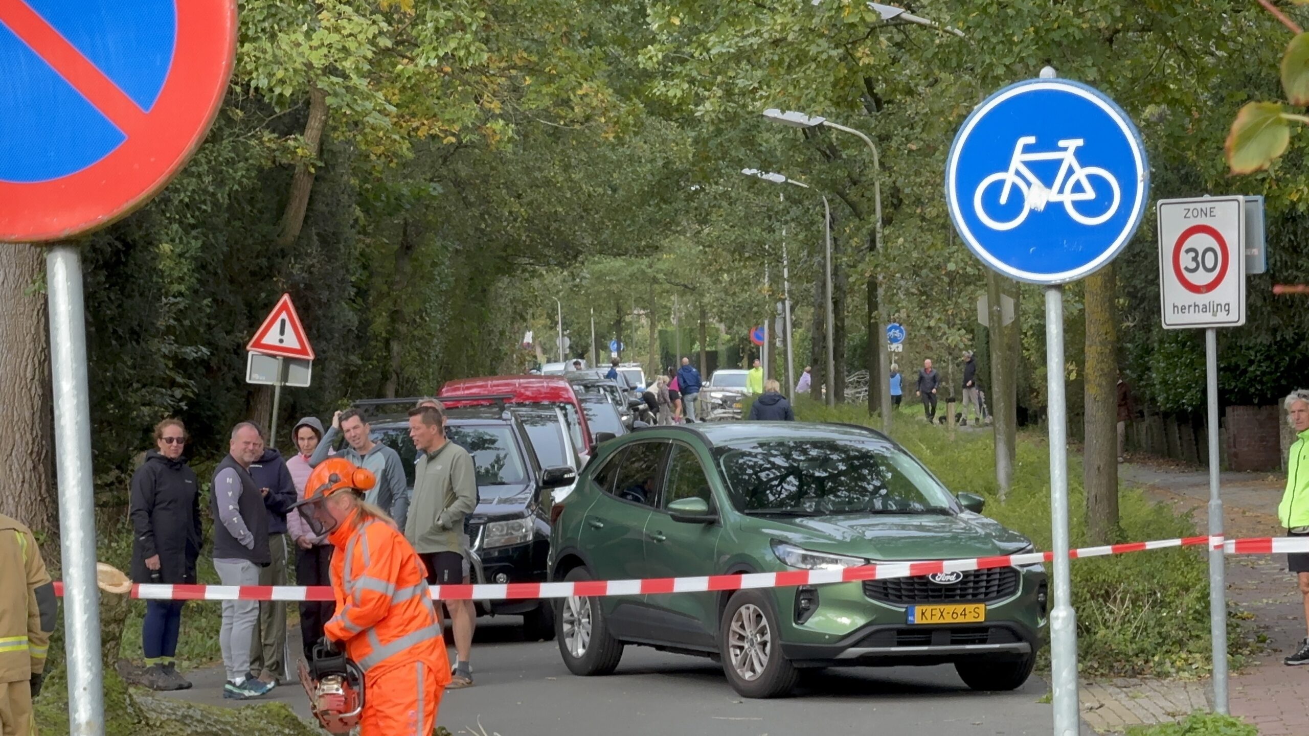 Een flinke opstopping bij de Meijendelseweg in Wassenaar (Foto: Regio Leiderdorp)