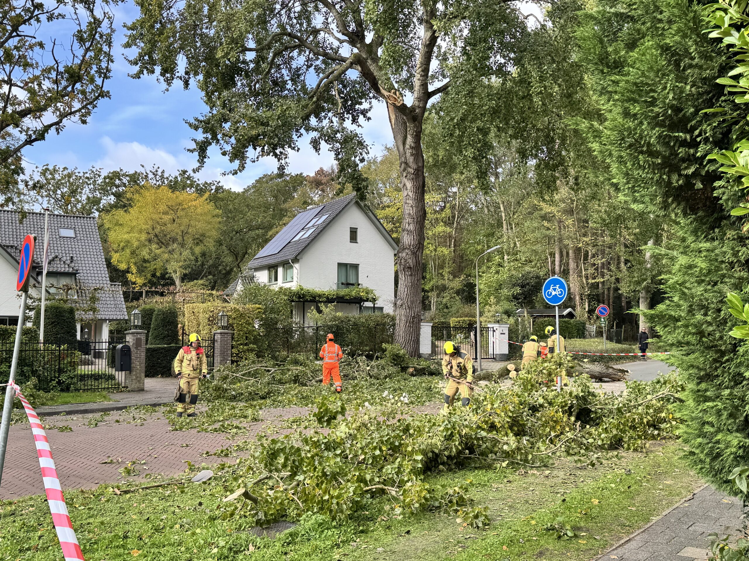 Brandweer druk in de weer met losse takken op de Meijendelseweg in Wassenaar (Foto: Regio Leiderdorp)
