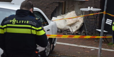 Auto rijdt achteruit tegen gevel