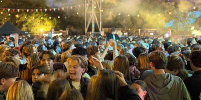 Het publiek bij het jongerenfeest bij Lugdunum.
