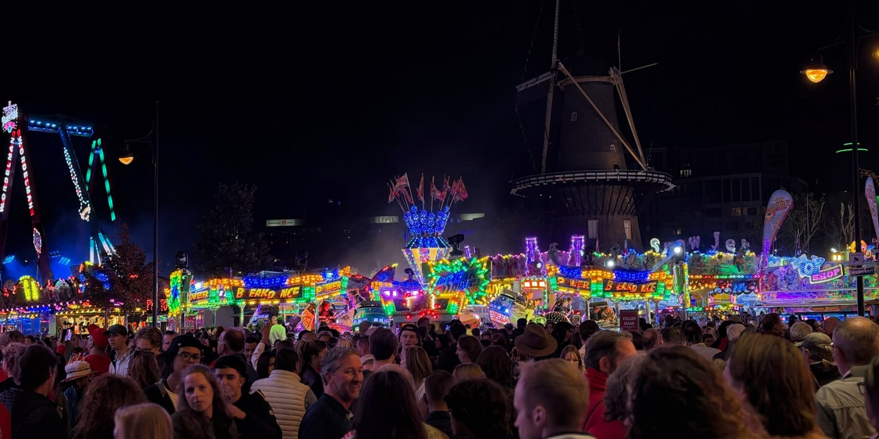 Kermis op de Lammermarkt in Leiden tijdens Leidens Ontzet.
