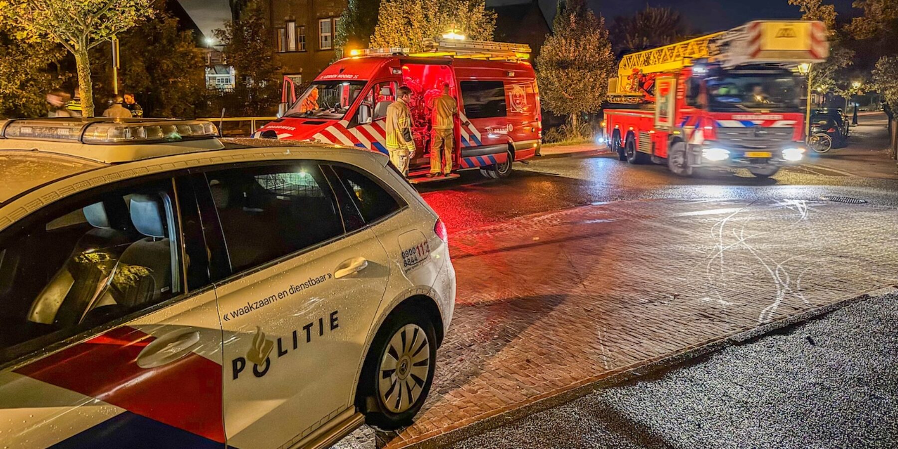 Hulpdiensten bij de Maresingel in Leiden. Een man was met zijn fiets in het water gekomen.