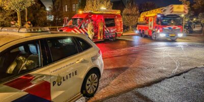 Hulpdiensten bij de Maresingel in Leiden. Een man was met zijn fiets in het water gekomen.
