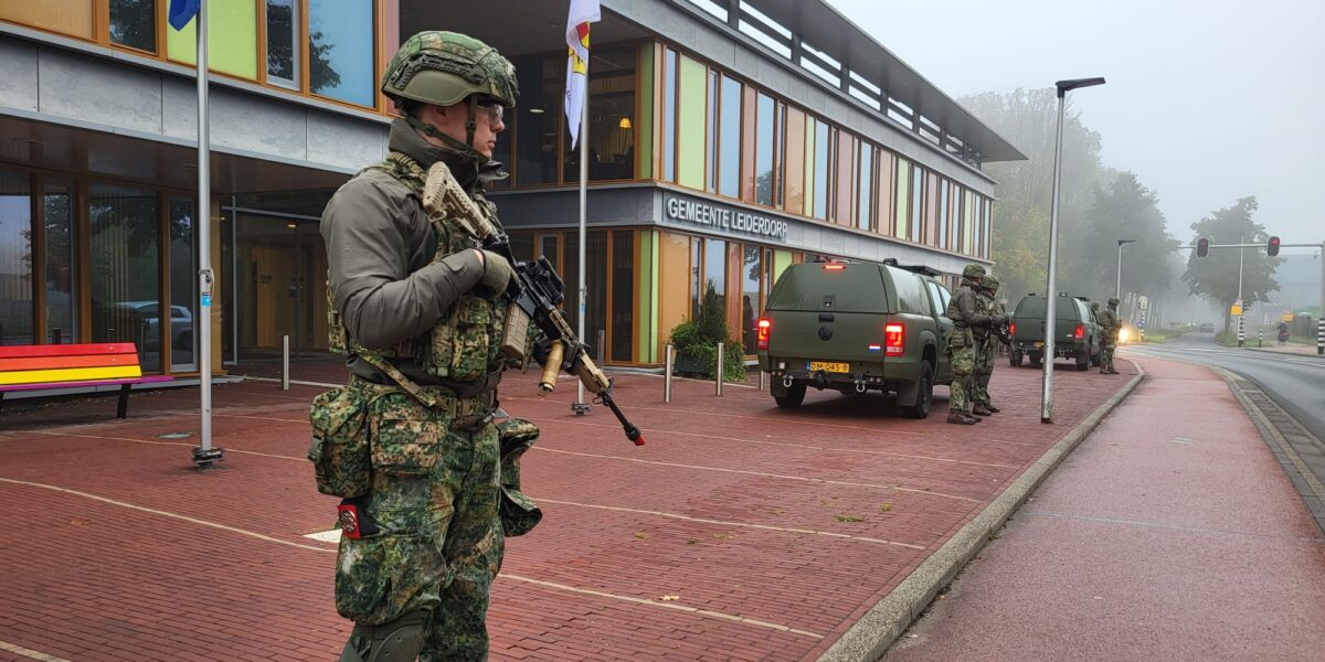 Militairen op straat: oefening in Leiderdorp is begonnen