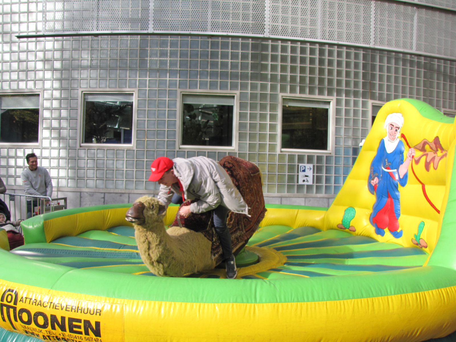 Weer eens wat anders: kamelenrodeo. (Foto: Centraal+ / Paul Aalbers)
