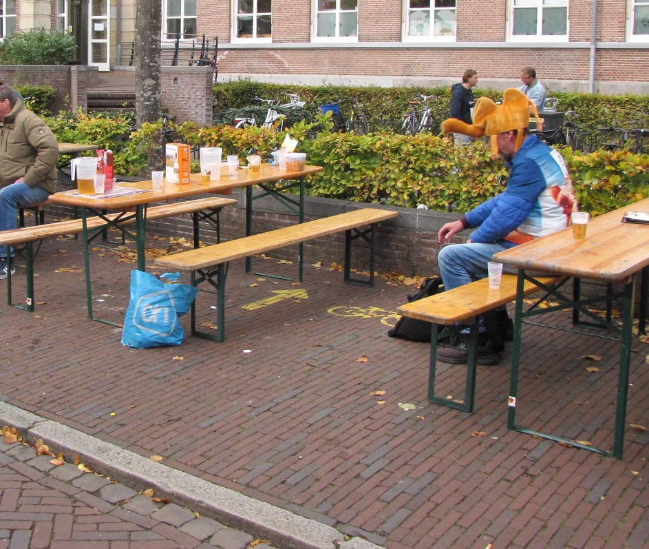 Dan ook maar een kameel als hoofddeksel. (Foto: Centraal+ / Paul Aalbers)