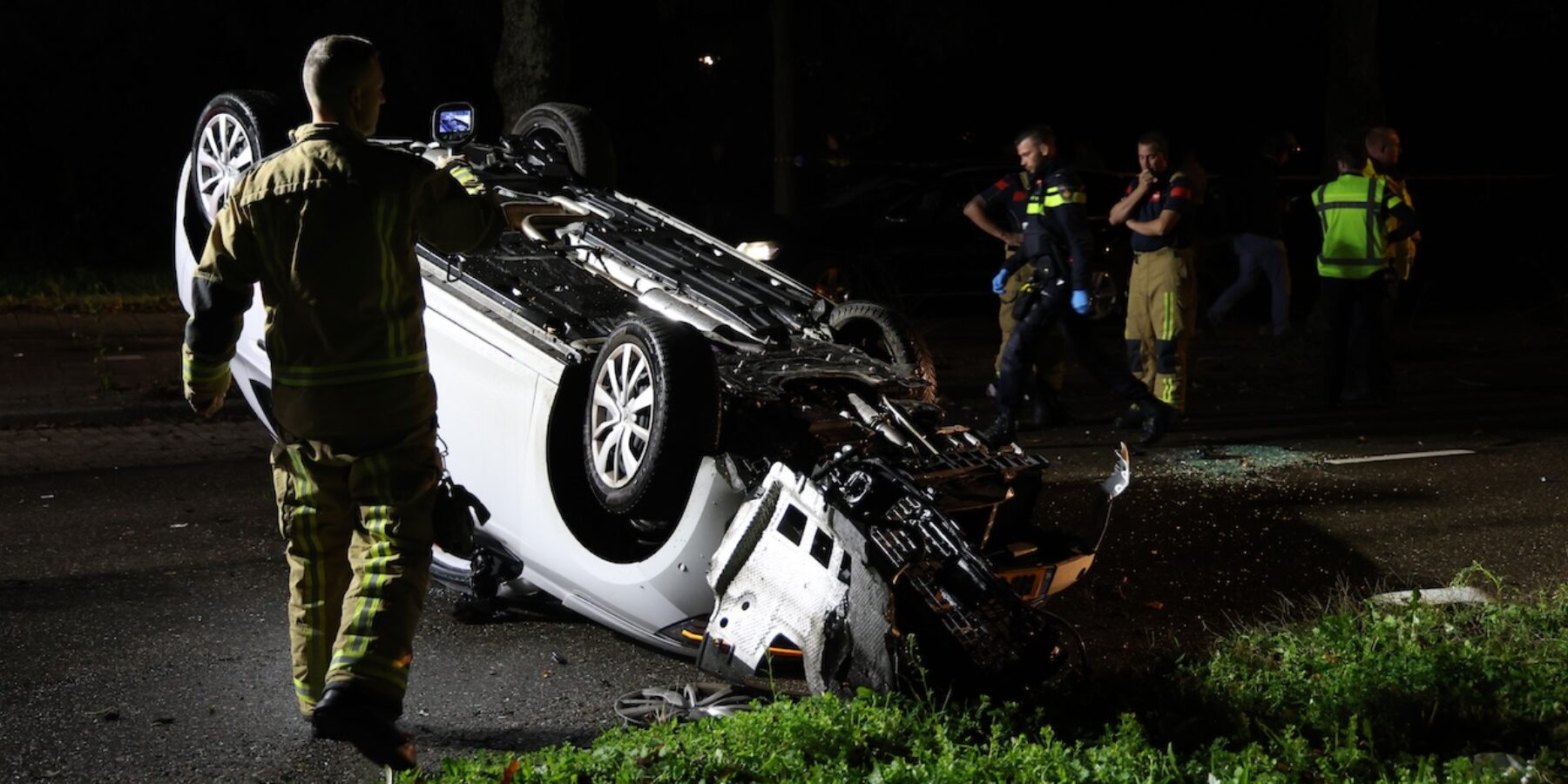De brandweer bij de auto op de Prins Bernhardlaan.