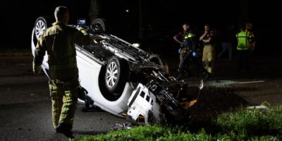 De brandweer bij de auto op de Prins Bernhardlaan.