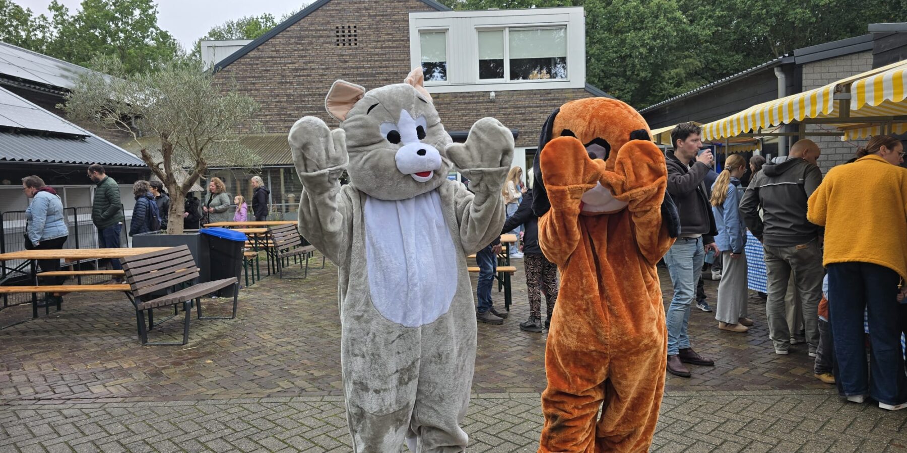 Mascottes bij de Open Asielsdag van Dierentehuis Stevenshage.