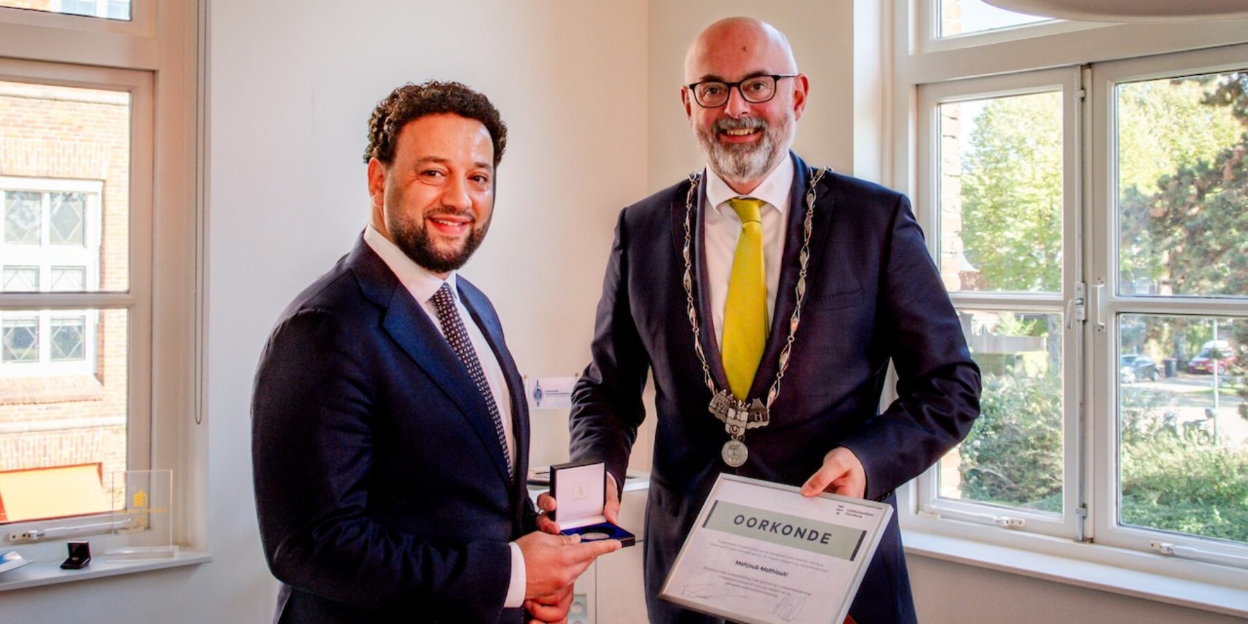 Mahjoub Mathlouti en burgemeester Martijn Vroom.