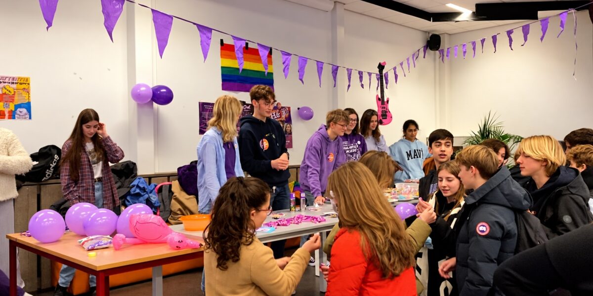 Ontwerp regenboogbankje Oegstgeest bekendgemaakt op Paarse Vrijdag