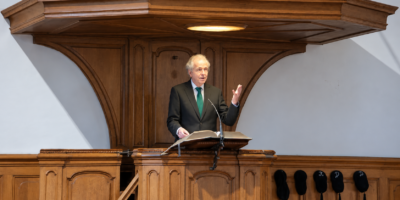 Burgemeester Wassenaar houdt 'preek van de leek' in Dorpskerk