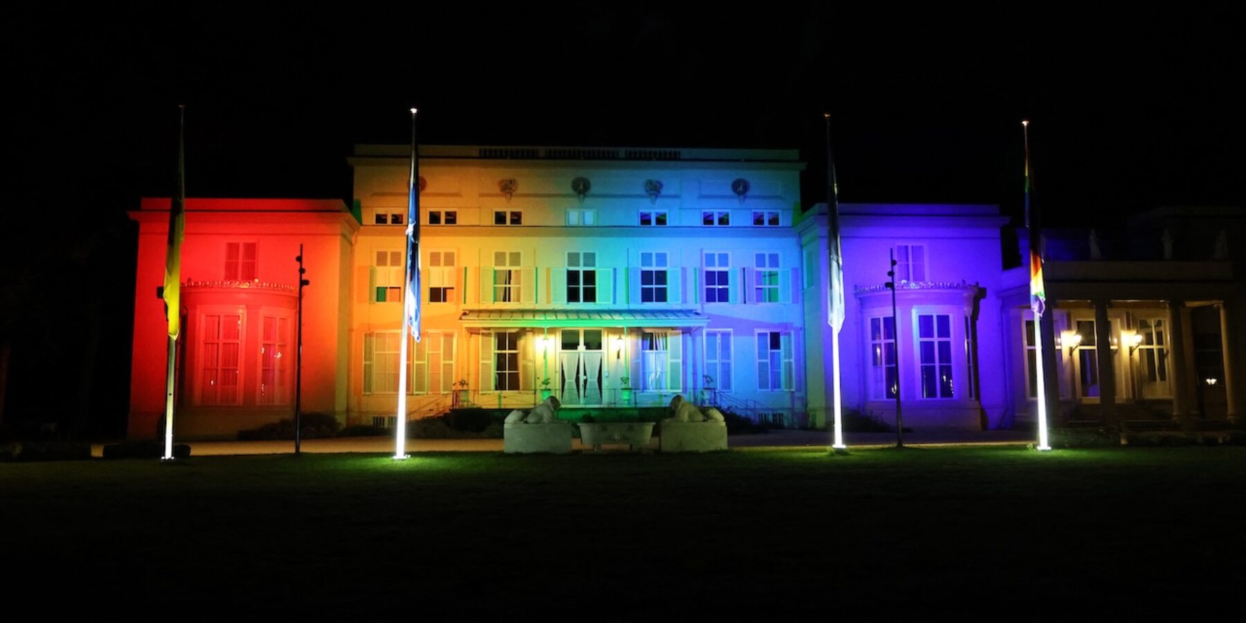 Raadhuis de Paauw in Wassenaar verlicht in regenboogkleuren.