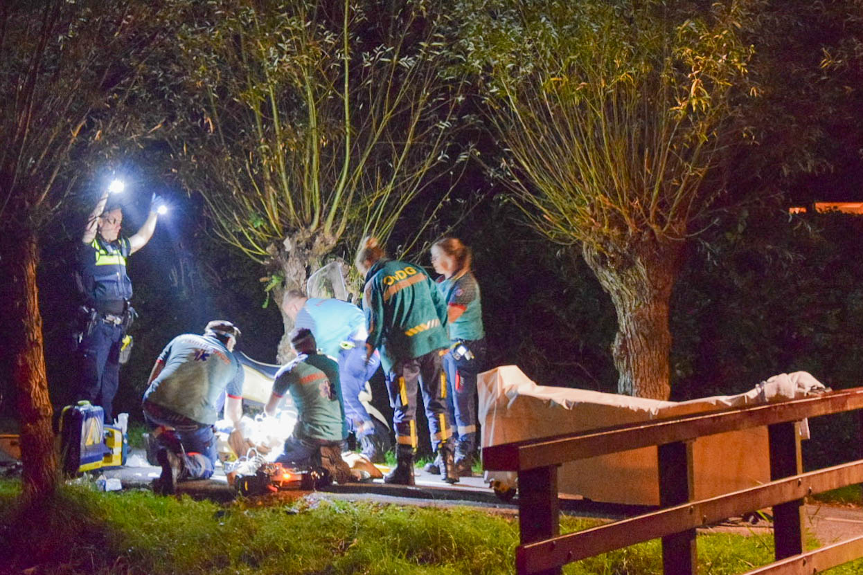 Scooterrijder gewond na tegen boom te zijn gereden