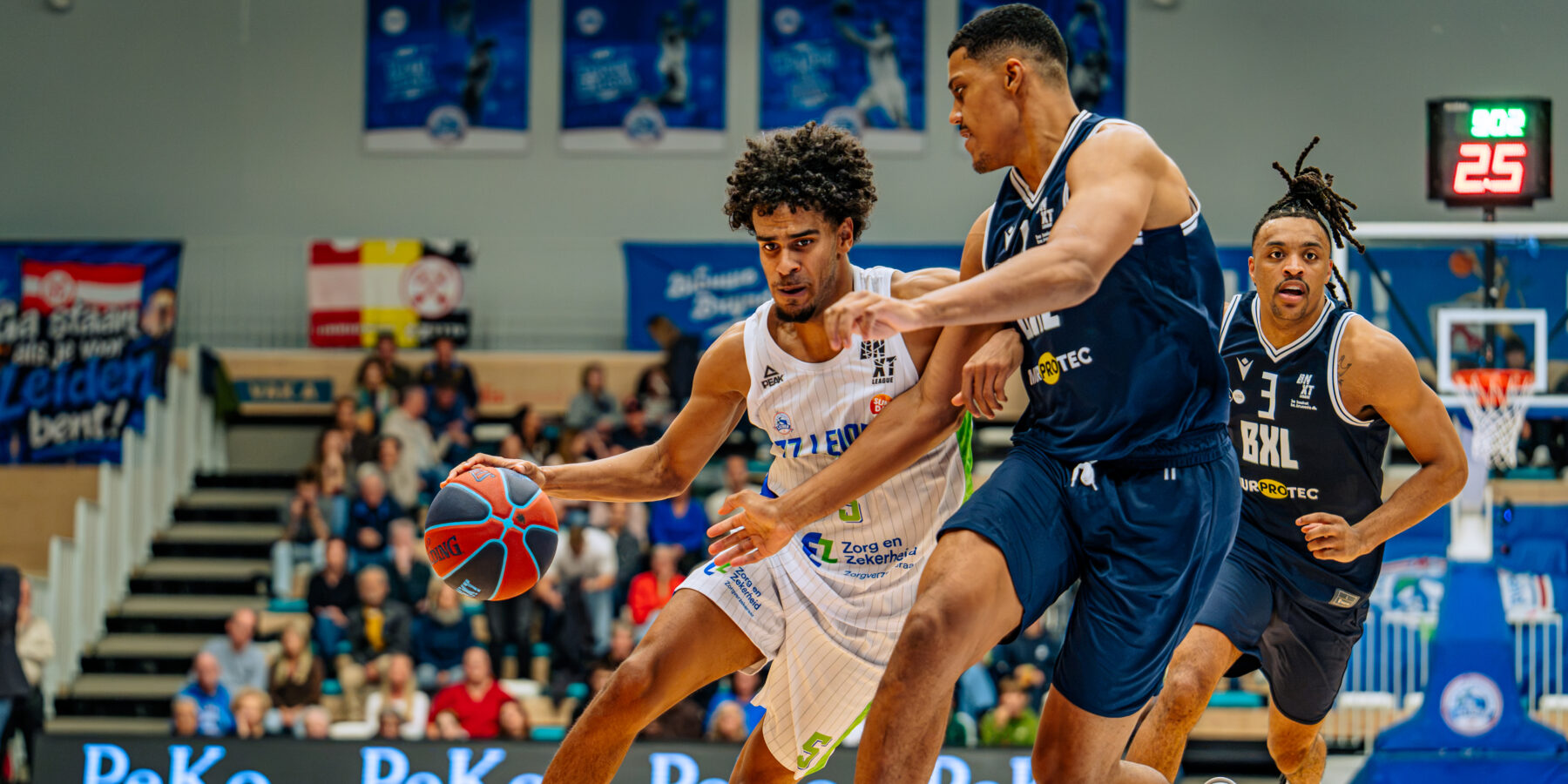 ZZ Leiden aan de bal tegen Brussels Basketball.