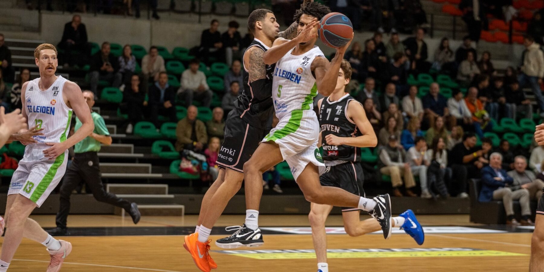 Een duel tussen twee spelers in de wedstrijd van Leuven tegen ZZ Leiden.
