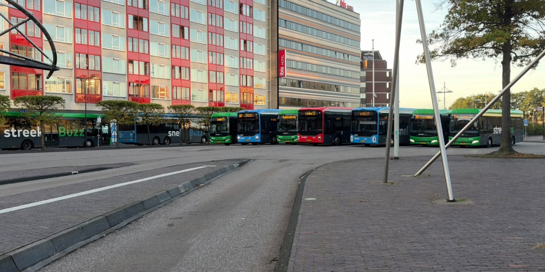 bussen op station Qbuzz