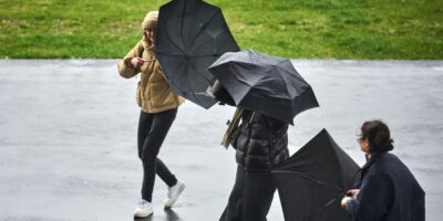 Mensen met een paraplu in de regen Foto ter illustratie (Foto ANP / via Omroep West)